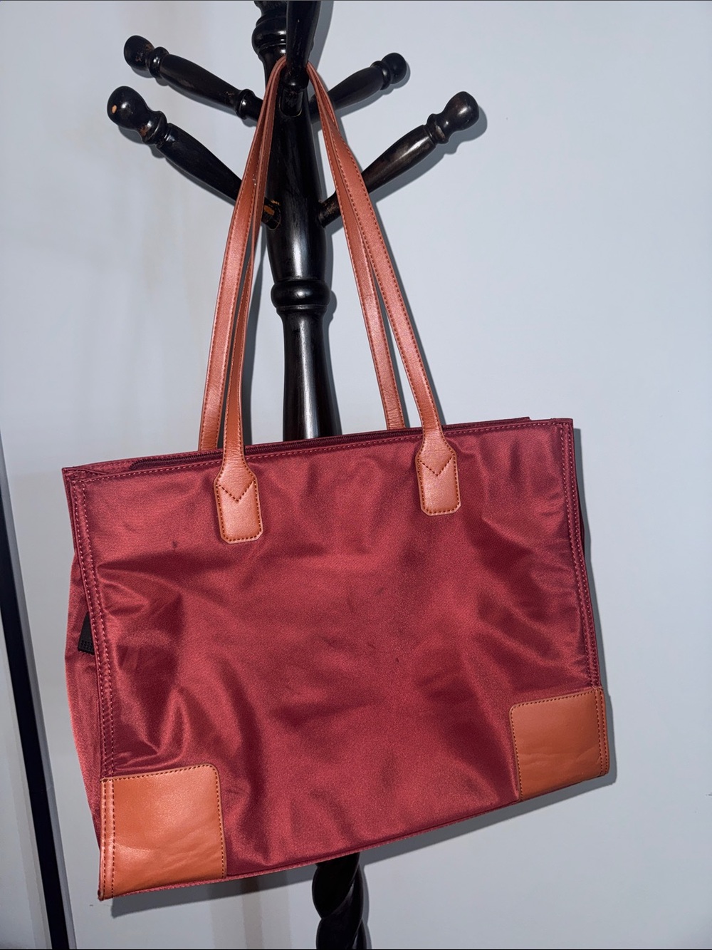 Classic Women's Laptop Tote Bag in Burgundy with Tan Trim 43.T